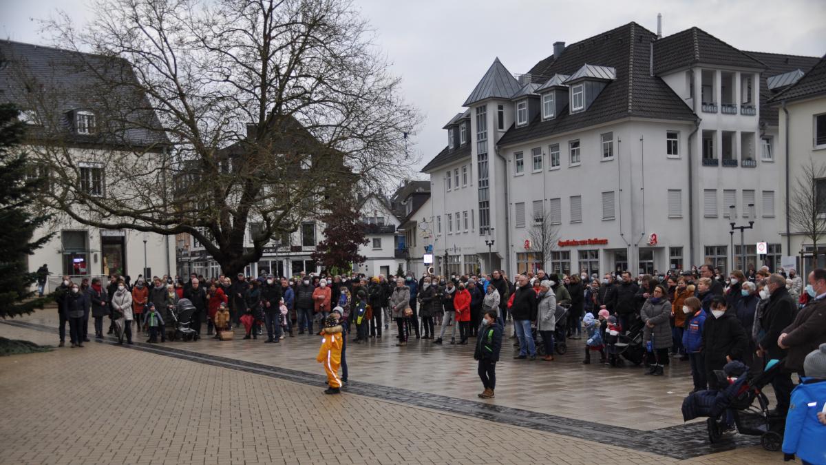 Rund 350 Besucher feierten den ökumenischen Weihnachtsgottesdienst auf dem Rathausvorplatz von Karl-Hermann Ernst