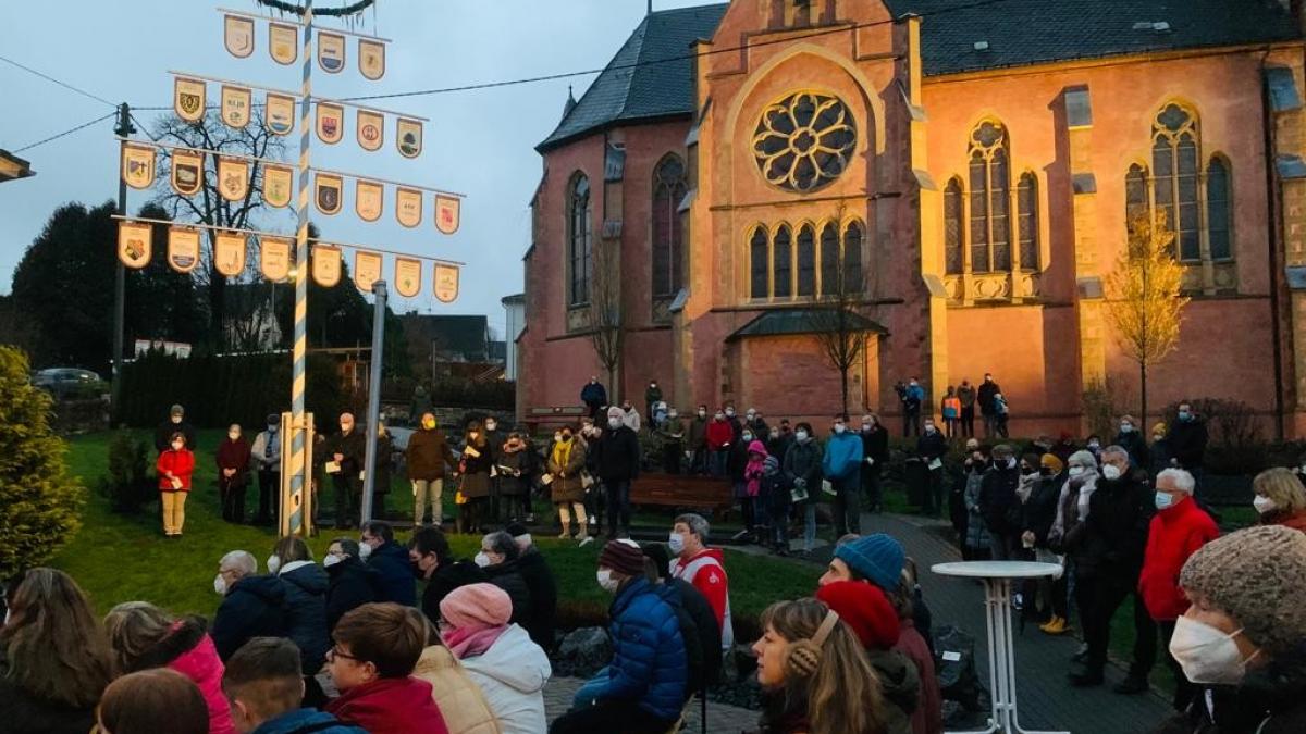 Auf dem Dorfplatz Welschen Ennest fand eine Weihnachtsfeier mit Gottesdienst statt. von privat