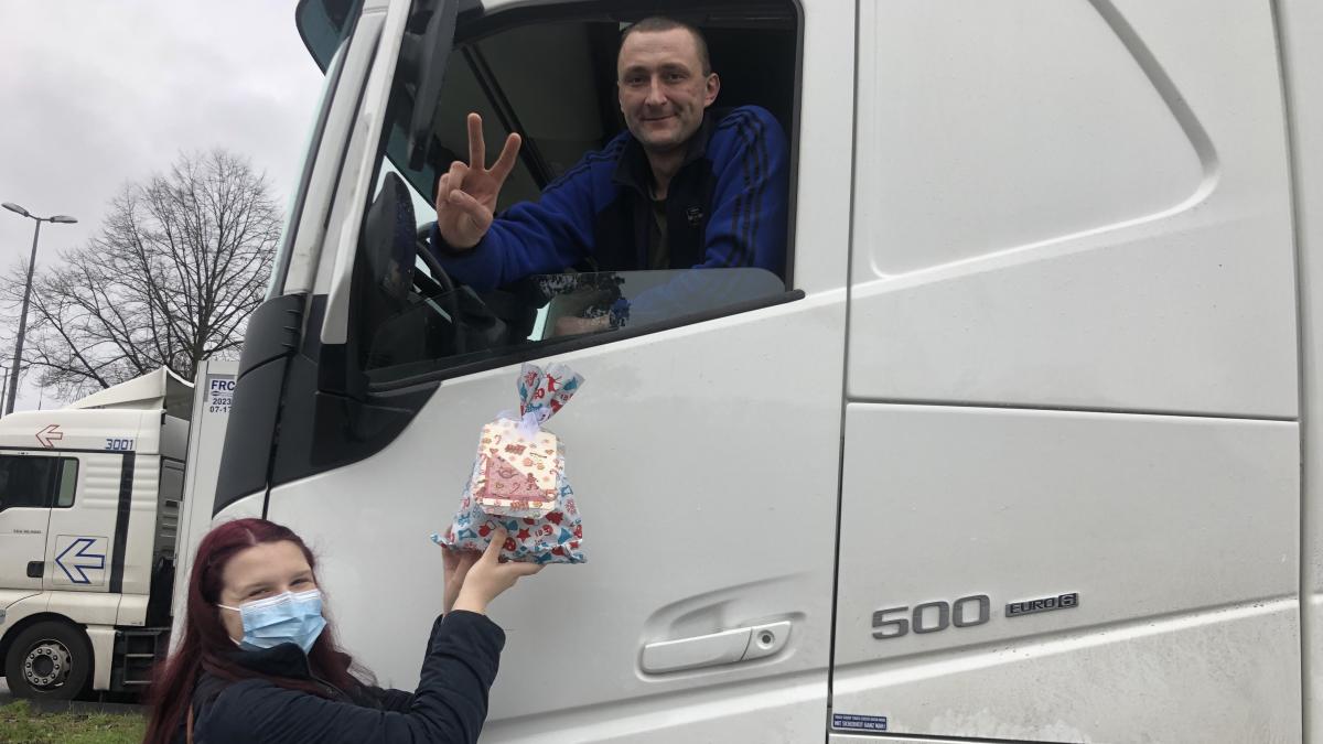 Lkw-Fahrer, die an Weihnachten unterwegs waren, erhielten vom FSK-Verein Geschenktüten. von privat