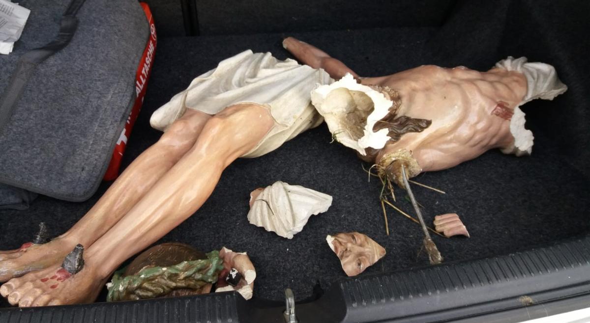 Schandtat in Rüblinghausen: Der Korpus wurde von Vandalen vom Kreuz gerissen und zerstört. Ein Finder sammelte die Korpusteile und barg sie im Kofferraum seines Autos. von privat