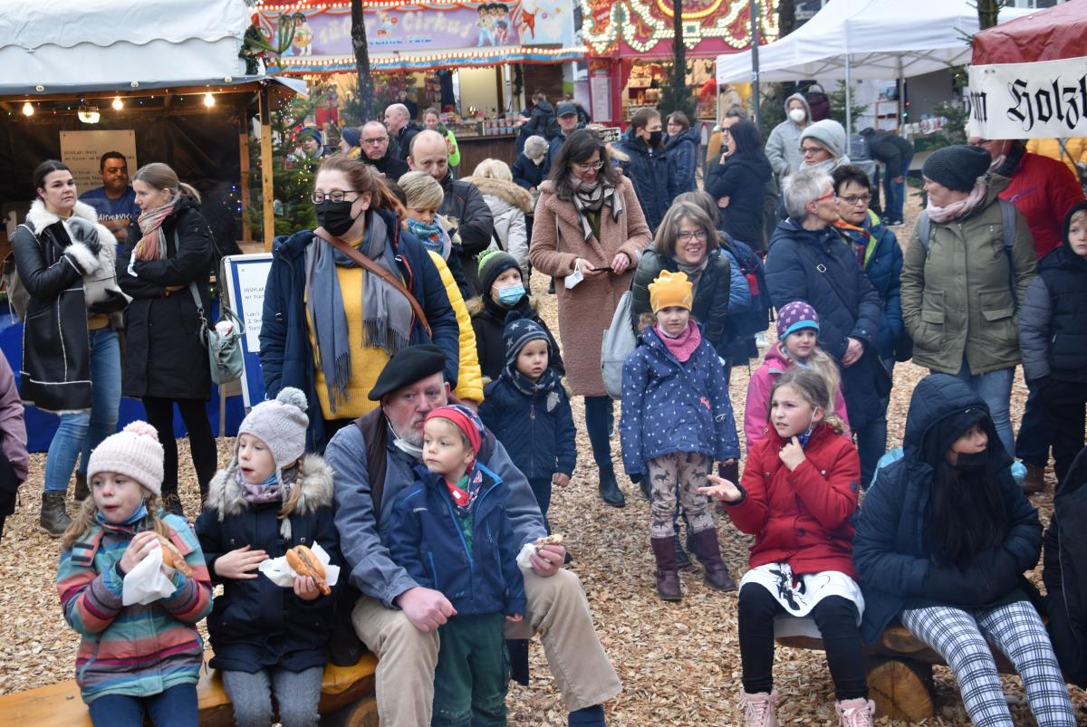 Der Weihnachtsmarkt in Olpe ist einer der ganz wenigen Märkte, die stattfinden. Ungeimpfte müssen draueßn bleiben, denn es gilt die 2G-Regel. von Nicole Voss