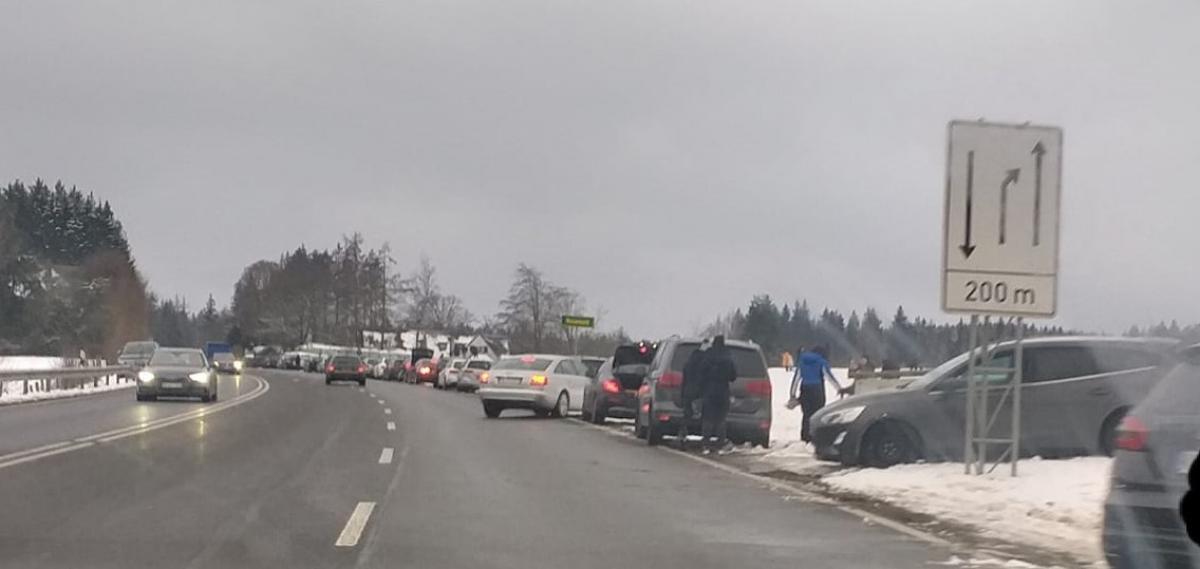 Auch zwischen Oberveischede und Neuenwald parkten zahlreiche Besucher, um zum Skigebiet Fahlenscheid zu gelangen. Die Behörden reagierten und sperrten das Gebiet weiträumig ab. von Sigrid Mynar