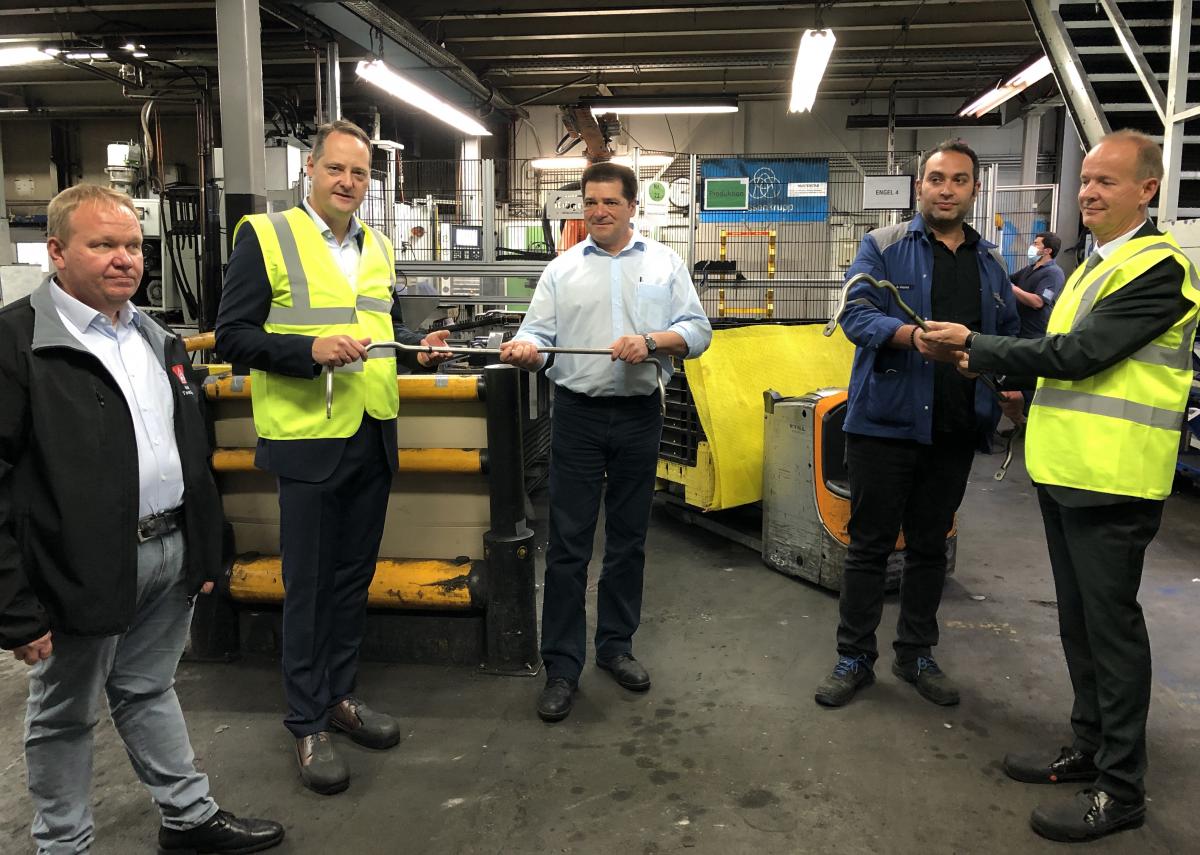 Letzte Schicht bei Thyssenkrupp. Auch André Arenz, Olpes Bürgermeister Weber und Landrat Melcher bedauern die Werkschließung. von Jonathan Baer