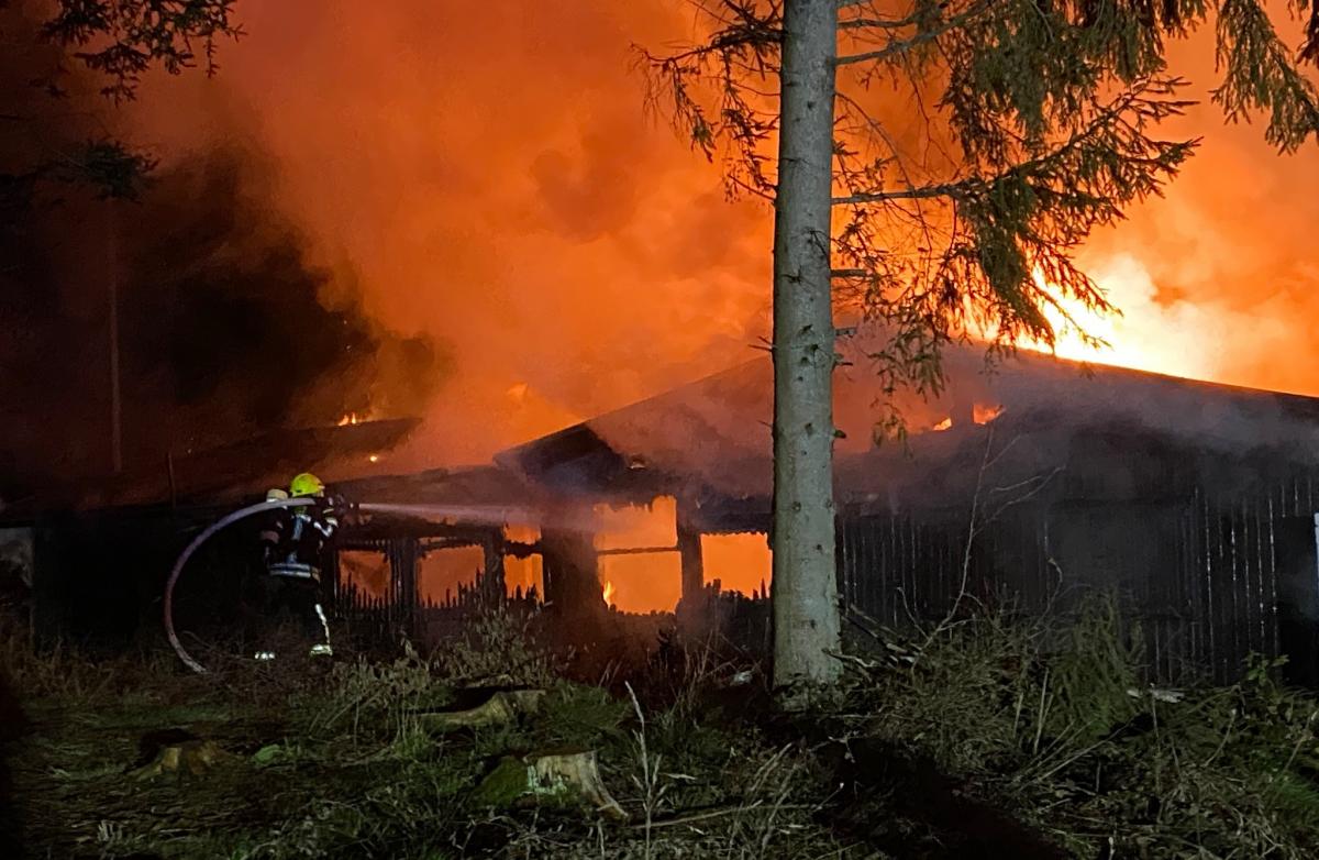 Das Gebäude des Tennisclubs brannte vollständig nieder. von Feuerwehr Olpe