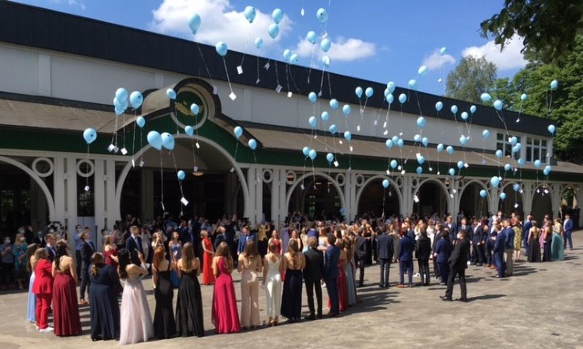 Der Abiturjahrgang 2021 des Städtischen Gymnasiums Olpe bei der Abschlussfeier auf dem Schützenplatz. von privat