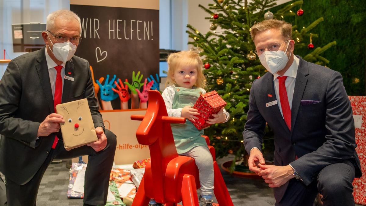 Stellvertretend für die Kinder des Mutter-Kind-Hauses „Aline“ in Olpe nahm Mara die Geschenke aus den Händen vom Vorstandvorsitzenden Heinz-Jörg Reichmann und Vorstandsmitglied Bernd Schablowski (links) entgegen. von David Hövelmann