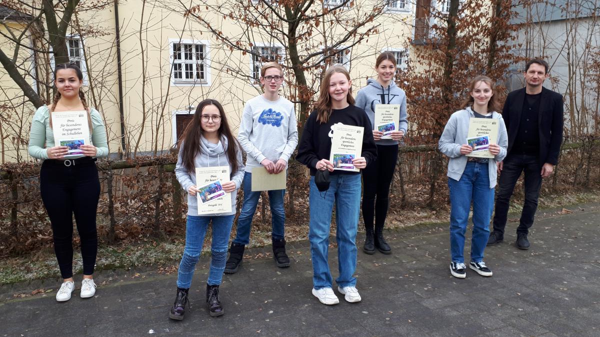 Auf dem Bild sind zu sehen (v.l.n.r.): Stefanie Joebges, Dijana Besic, Leonidas Avramidis, Ylvi Dörr, Hannah Kühnen, Isabel Stettner und Schulleiter Holger Köster. von privat