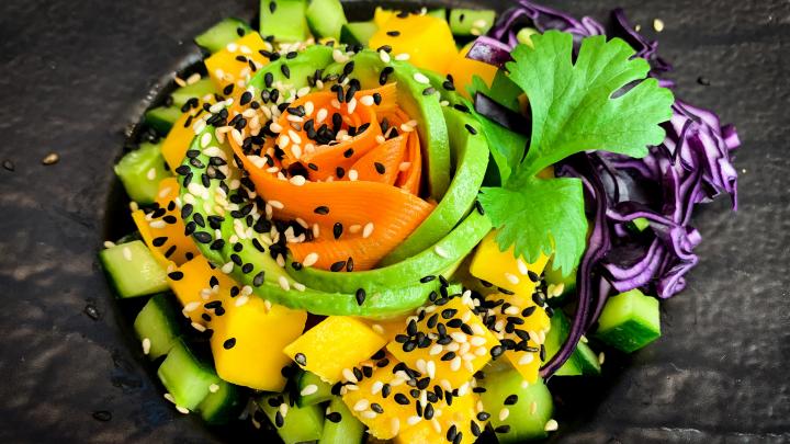 Sieht nicht nur wunderbar bunt aus, sondern ist auch frisch, gesund und lecker:  die Sushi Bowl...