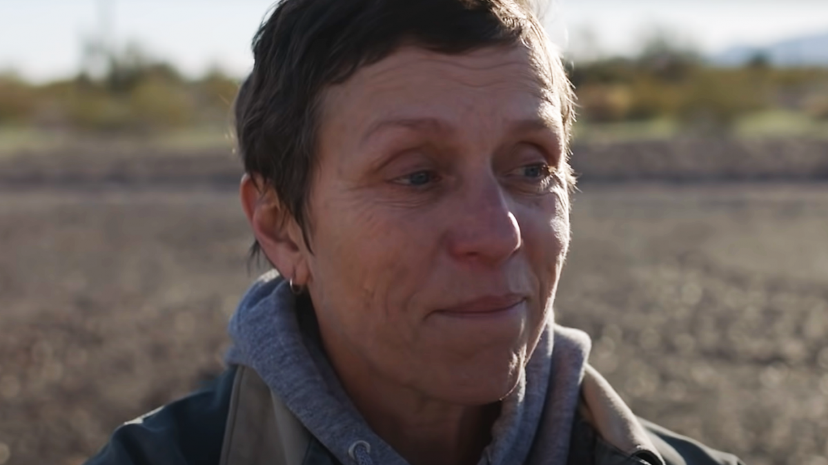 Schauspielerin Frances McDormand spielt in der Hauptrolle eine Frau die beschließt, als moderne Nomadin durch die USA zu reisen. von Screenshot YouTube
