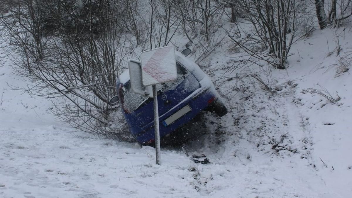 Bei Brachthausen kam am Mittwoch, 5. Januar 2022, ein Kleinwagen von der Straße ab. von Polizei Olpe