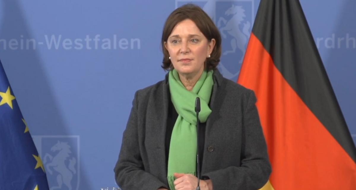 Schulministerin Yvonne Gebauer von Screenshot Staatskanzlei