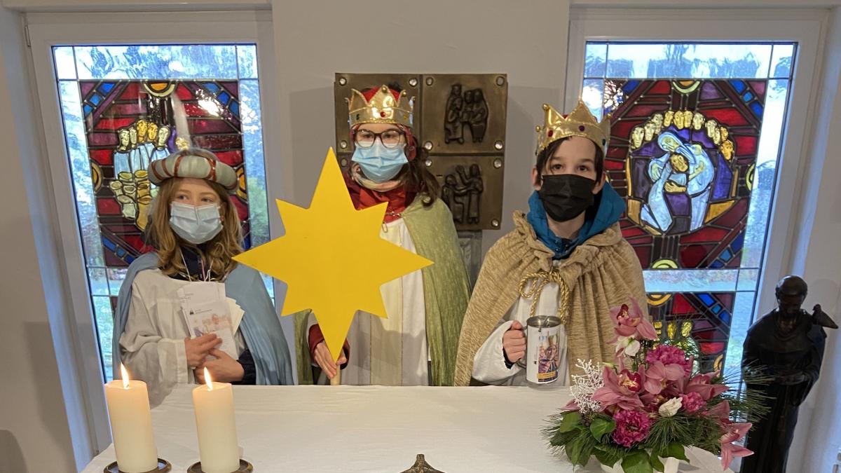 Die Sternsinger der Kath. Kirchengemeinde St. Johannes Baptist haben den Segen „auf sicheren Wegen“ in den Franziskaner-Hof Attendorn gebracht . von privat