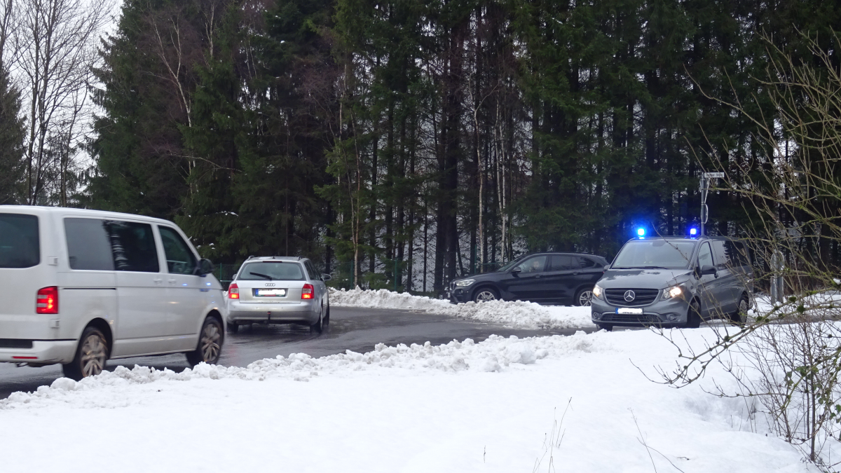 Die Polizei hat am Sonntagmittag im Kreisverkehr Rother Stein die Zufahrt zum Skigebiet Fahlenscheid gesperrt. von Sigrid Mynar