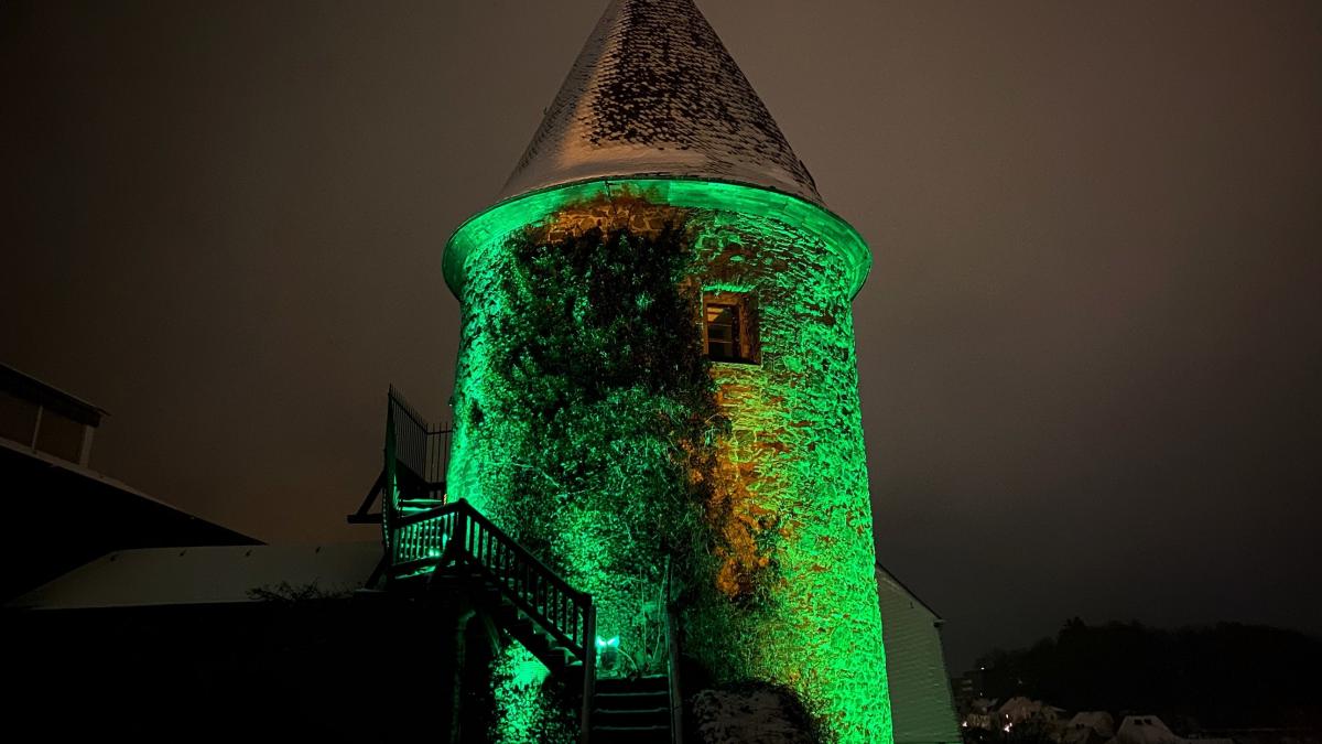 Der Hexenturm in Olpe erstrahlt in grün. von Desire Veranstaltungstechnik