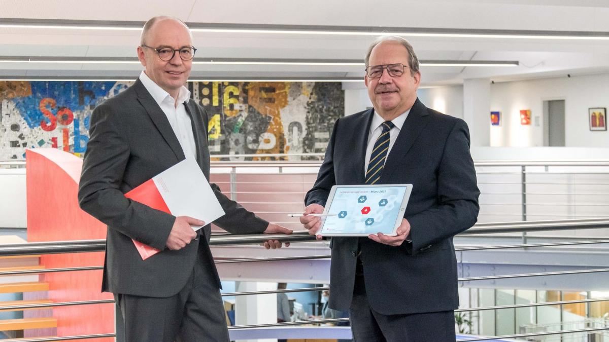 Dieter Kohlmeier (Vorstandsvorsitzender der Sparkasse ODW, rechts) und Wilhelm Rücker (Vorstandsmitglied). von Sparkasse Olpe