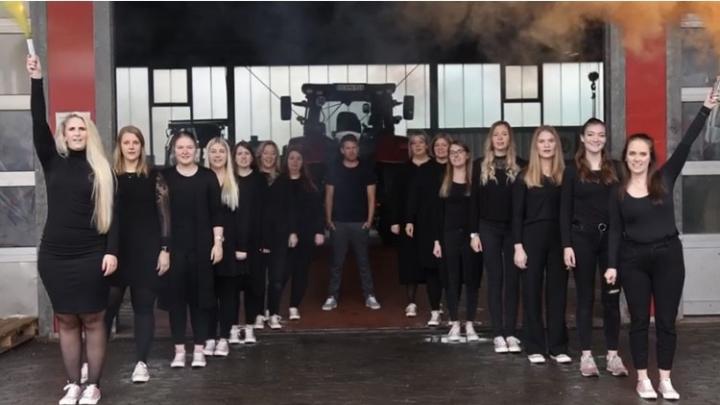 Die Sängerinnen des Chors Chorazon und Chorleiter Moritz Schönauer haben einen A cappella...