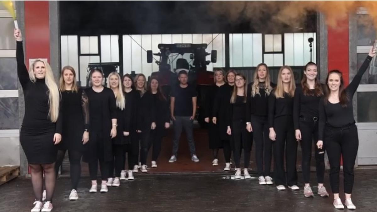 Die Sängerinnen des Chors Chorazon und Chorleiter Moritz Schönauer haben einen A cappella Jahresrückblick auf die Beine gebracht. von privat