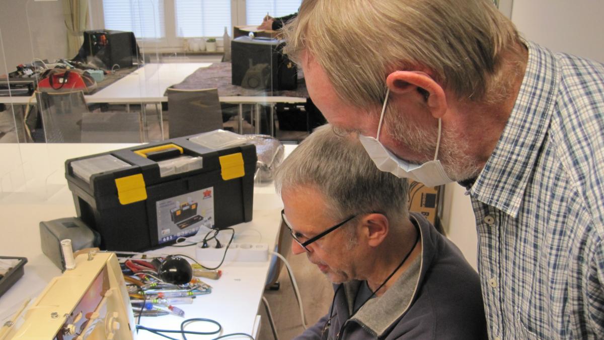 Uwe Steinberg (links) ist Spezialist für Nähmaschinen und erläutert Klaus Gemballa den vorliegenden Schaden. von privat