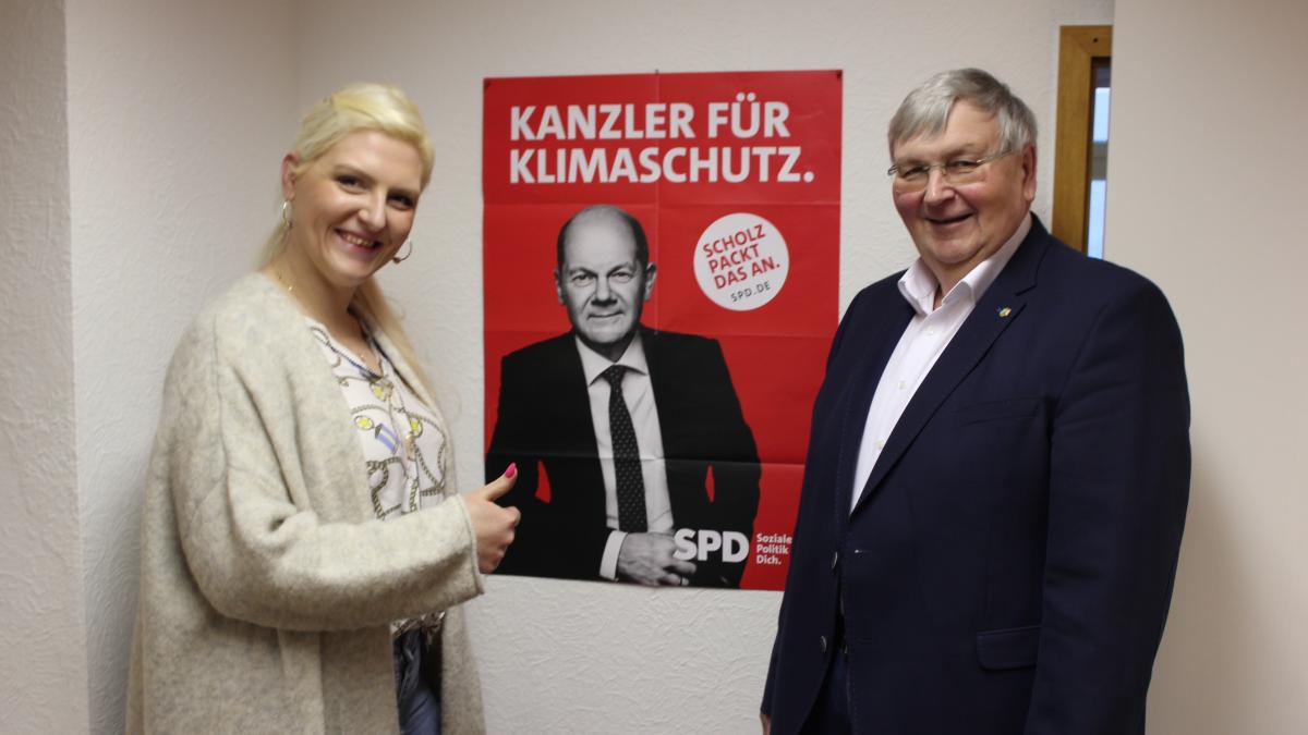 SPD-Landtagskandidatin Christin-Marie Stamm und der Vorsitzende der Kreistagsfraktion, Bernd Banschkus. von Wolfgang Schneider