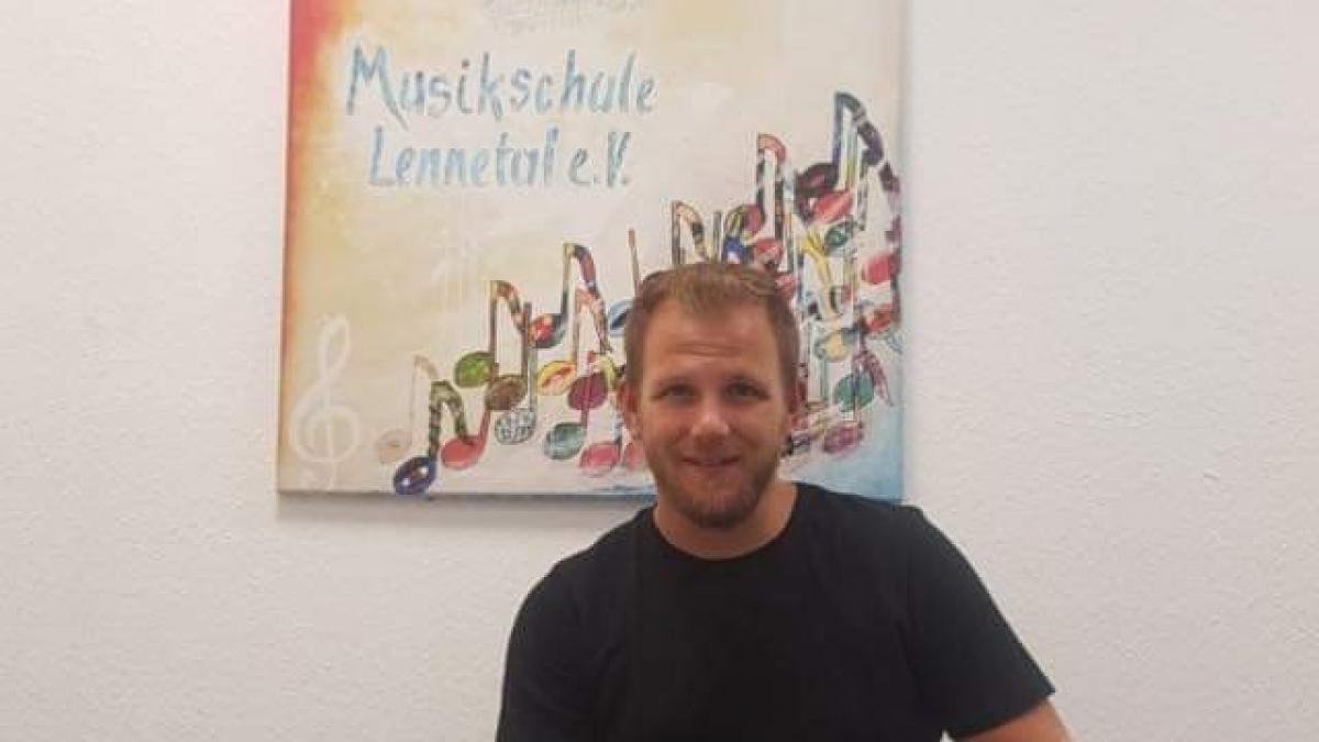 Musiklehrer Andreas Brückner möchte Erwachsene das Instrument Cajon näherbringen. von privat