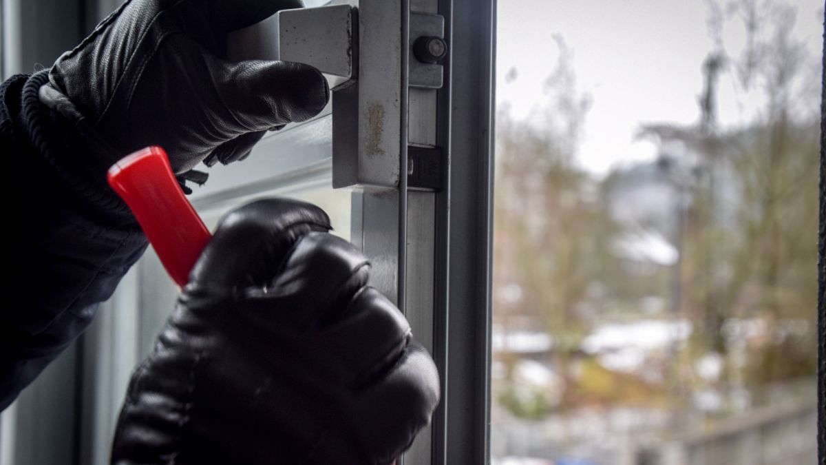 Symbolfoto: Nach derzeitigem Ermittlungsstand drangen die Täter über ein Fenster ins Gebäude ein. von Nils Dinkel