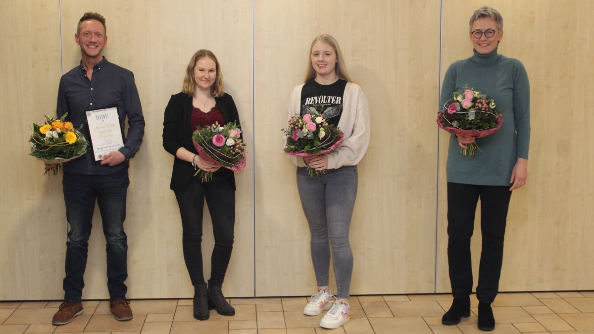 Manuel Grebe, Celine Kneuper, Janika Alterauge und Mechthild Hendricks (von links) wurden für langjährige Mitgliedschaft geehrt. von privat