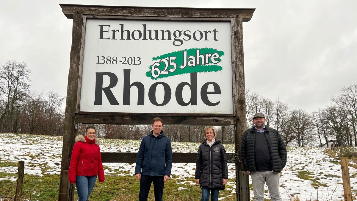 Klarissa Hoffmann, Arne Bubenheim, Christina Grebe-Döppeler und Steffen Sasse (v.l.) freuen sich, dass Rhode staatlich anerkannter Erholungsort bleibt. von Stadt Olpe