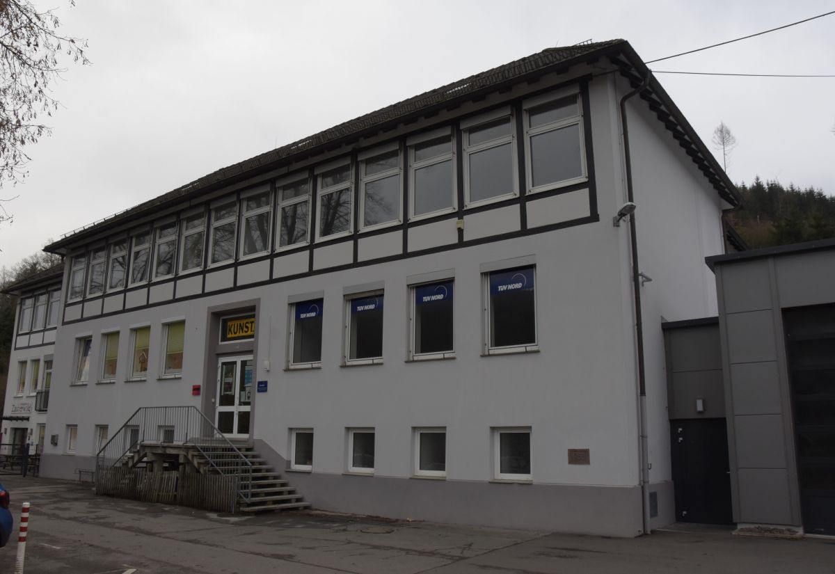 Die ehemalige Grundschule in Langenei: Das Hauptgebäude wird vom TÜV Nord, dem Kindergarten Zauberwald und vom Musikverein Langenei genutzt. von Nils Dinkel
