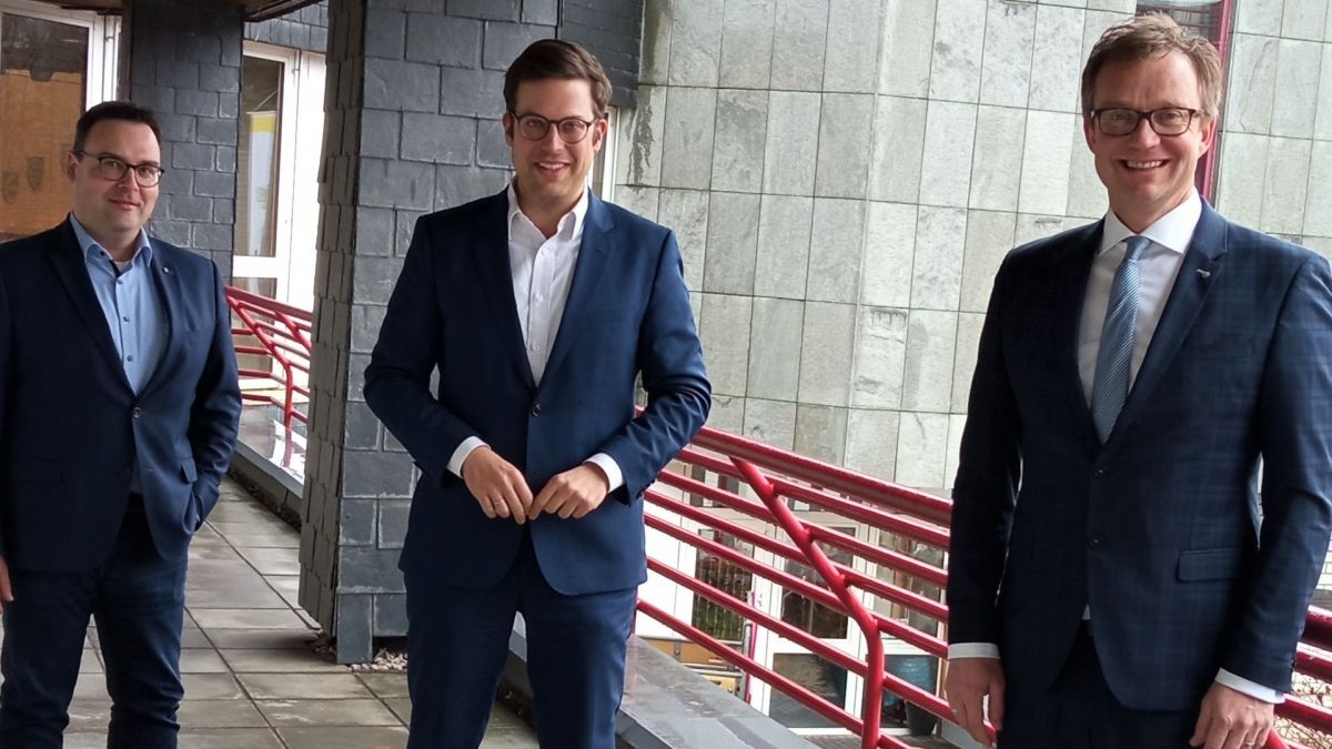 Bürgermeister Tobias Puspas (rechts) sowie Beigeordneter Karsten Schürheck (links) begrüßten den Bundestagsabgeordneten Florian Müller im Lennestädter Rathaus. von Rathaus Lennestadt