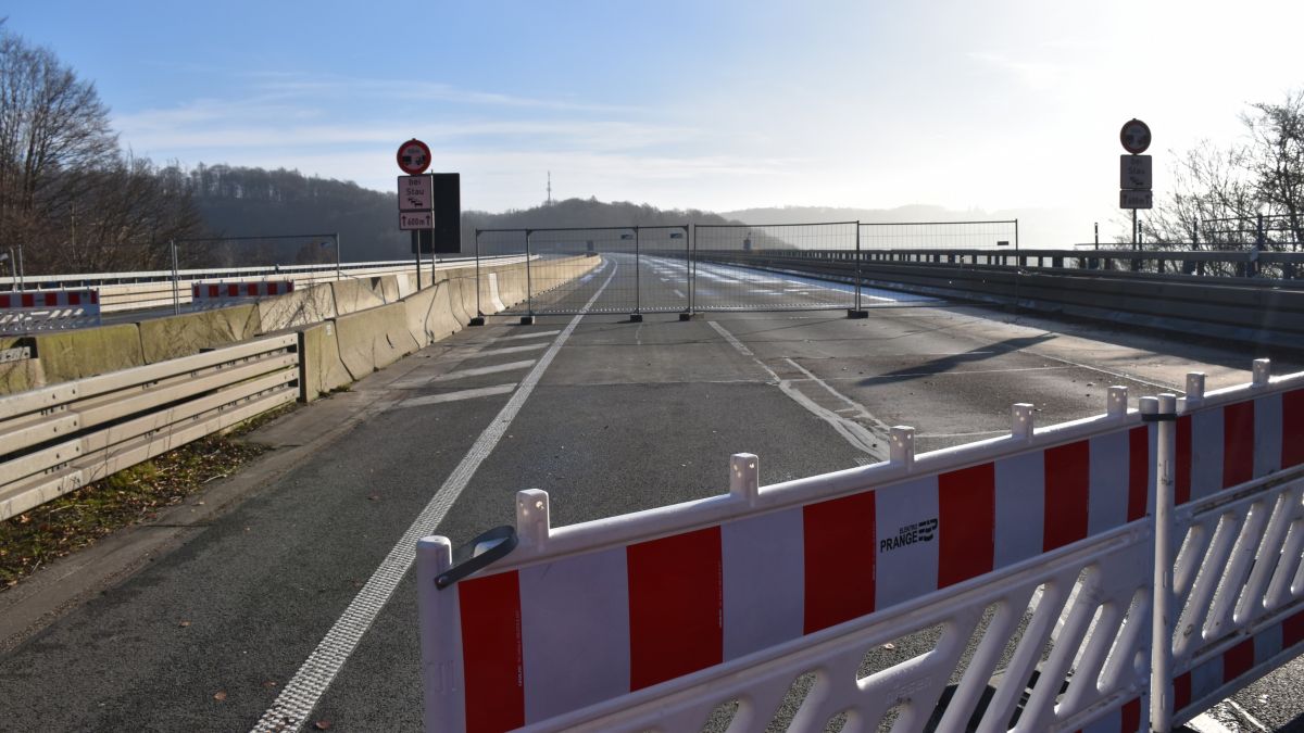 Die gesperrte Talbrücke Rahmede der A 45. von Autobahn Westfalen/Susanne Schlenga