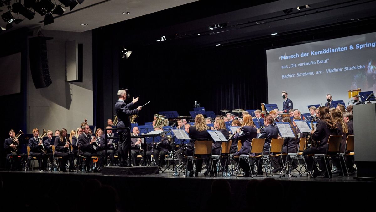 Der Musikzug Ennest beim Konzert in der Attendorner Stadthalle. Die 73 Musiker, das Jugendorchester und die Zuhörer genossen den Abend in vollen Zügen. von Gerrit Cramer
