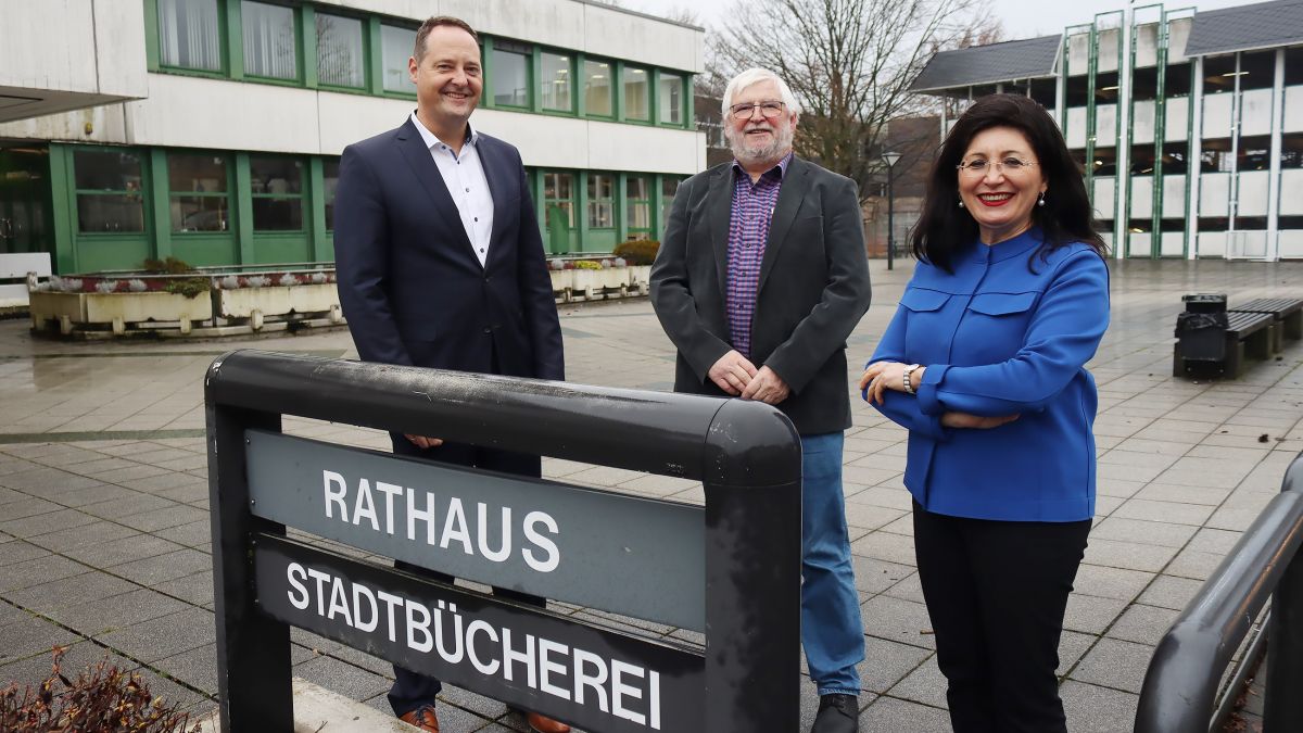 Vor dem Olper Rathaus: Peter Weber, Volker Reichel und Nezahat Baradari (von links). von Wahlkreisbüro Nezahat Baradari, MdB