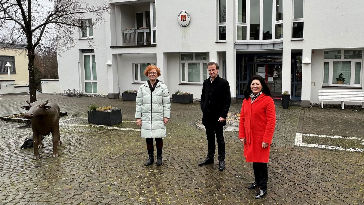 Jutta Hecken-Defeld (links) und Bernd Clemens empfingen Nezahat Baradari im Wendener Rathaus. von Wahlkreisbüro Nezahat Baradari, MdB