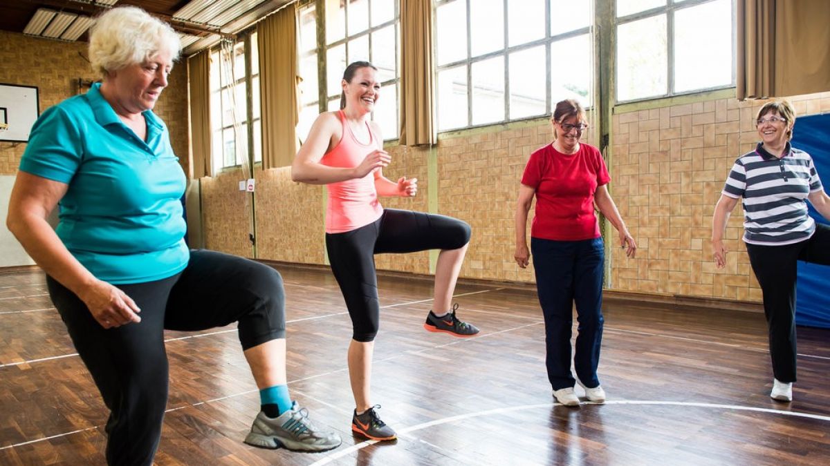 Mit einem speziellen Bewegungsangebot können Erwachsene ihre motorischen Fähigkeiten trainieren und aktiv ihre Gesundheit schützen. von Sportbildungswerk