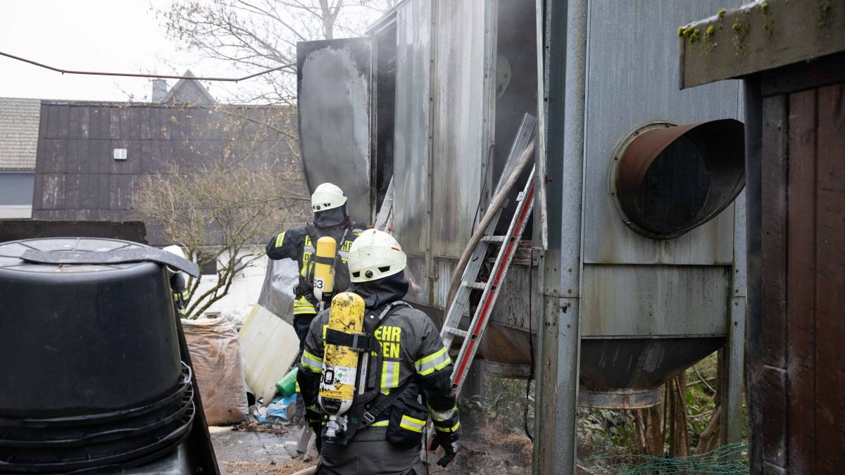 Der Spänebunker einer Schreinerei in Bleche brannte am Montagnachmittag, 24. Januar. von Kai Osthoff