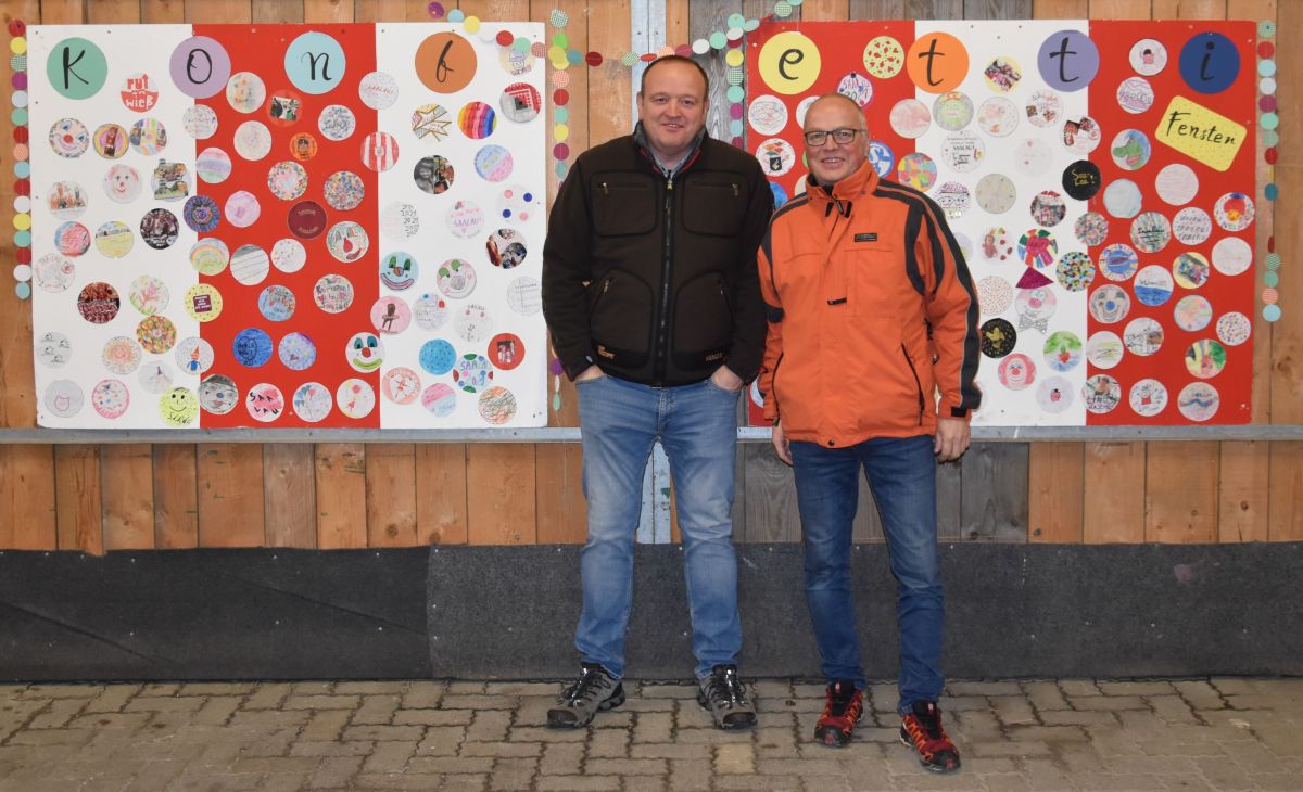 Volker Daus (links) und Martin Hein am Konfetti-Fenster, das die Kinder im vergangenen Jahr gestalteten. von Nicole Voss