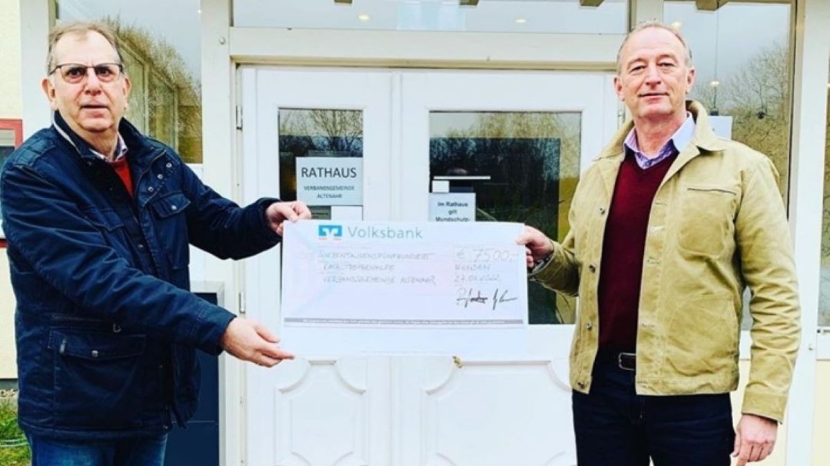 EMG CEO Dr. Rolf Merte (r.) übergibt den Scheck an Georg Knieps, erster Beigeordneter der Verbandsgemeinde Altenahr. von privat