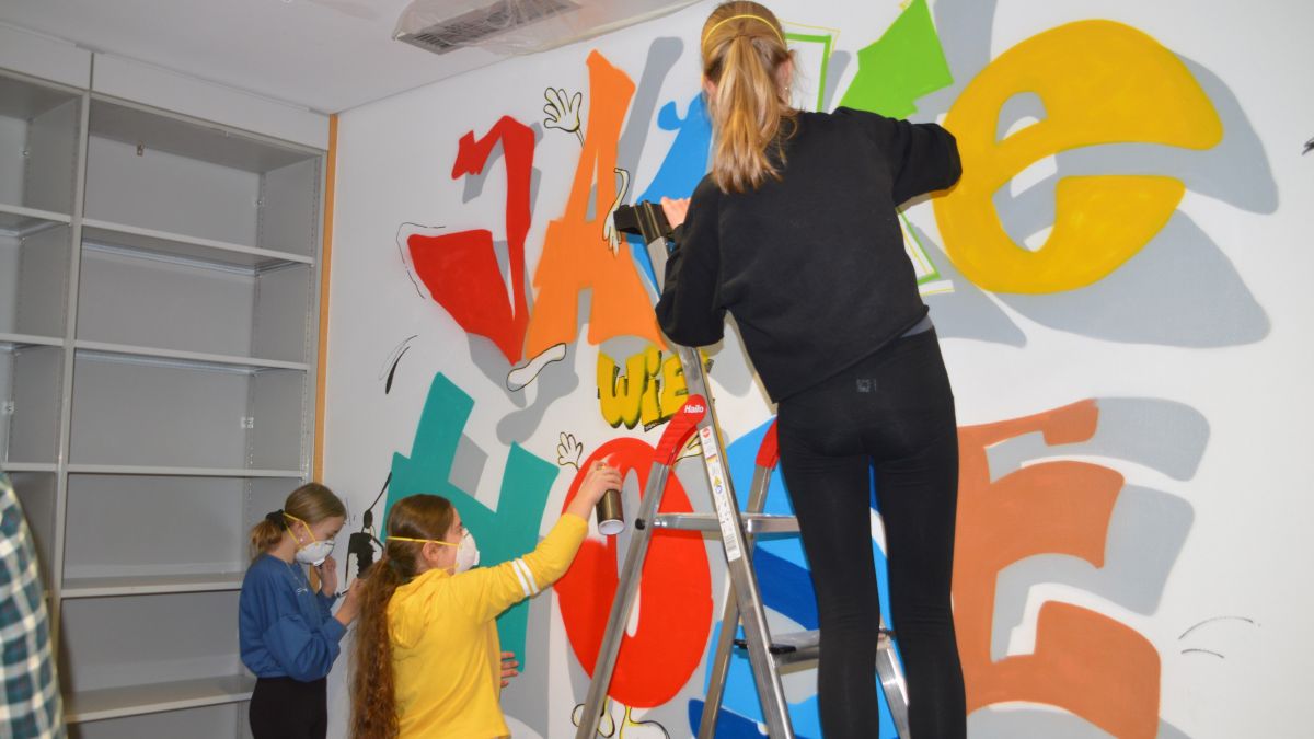 Vier Mädels aus dem kjk-Haus haben Graffitis im DRK-Laden Jacke wie Hose" gesprüht. von privat