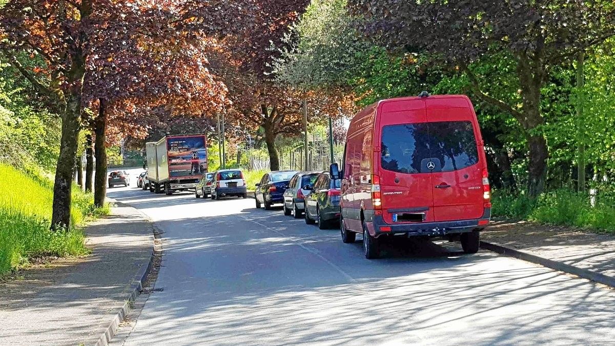 In der Friedensstraße ist dieses Bild kein Einzelfall. Des Öfteren ist die rechte Seite bergabwärts komplett zugeparkt. von privat