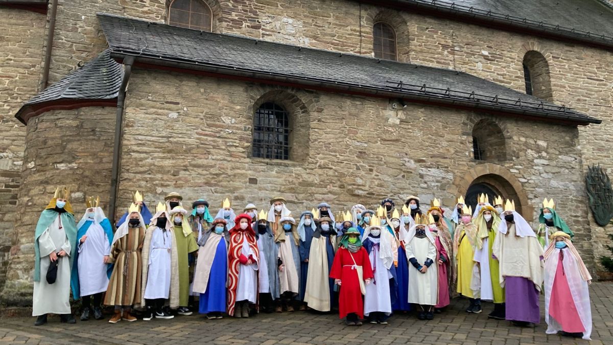 Die 42 Heldener Sternsinger sammelten 3.289,60 Euro. von privat