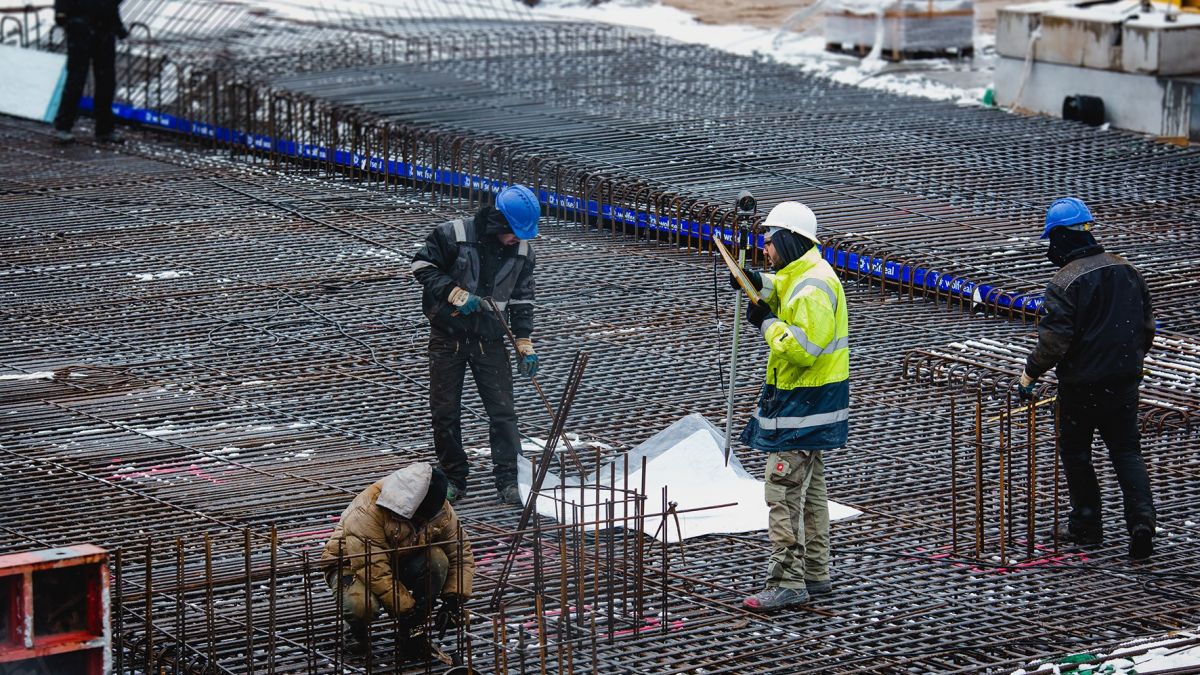 Kein Zuckerschlecken: Auch im Winter wird auf vielen Baustellen gearbeitet – denn der Bau-Boom hält an. Dafür können sich die Beschäftigten in diesem Monat über eine steuerfreie Corona-Prämie freuen, so die IG BAU. von IG BAU | Ferdinand Paul