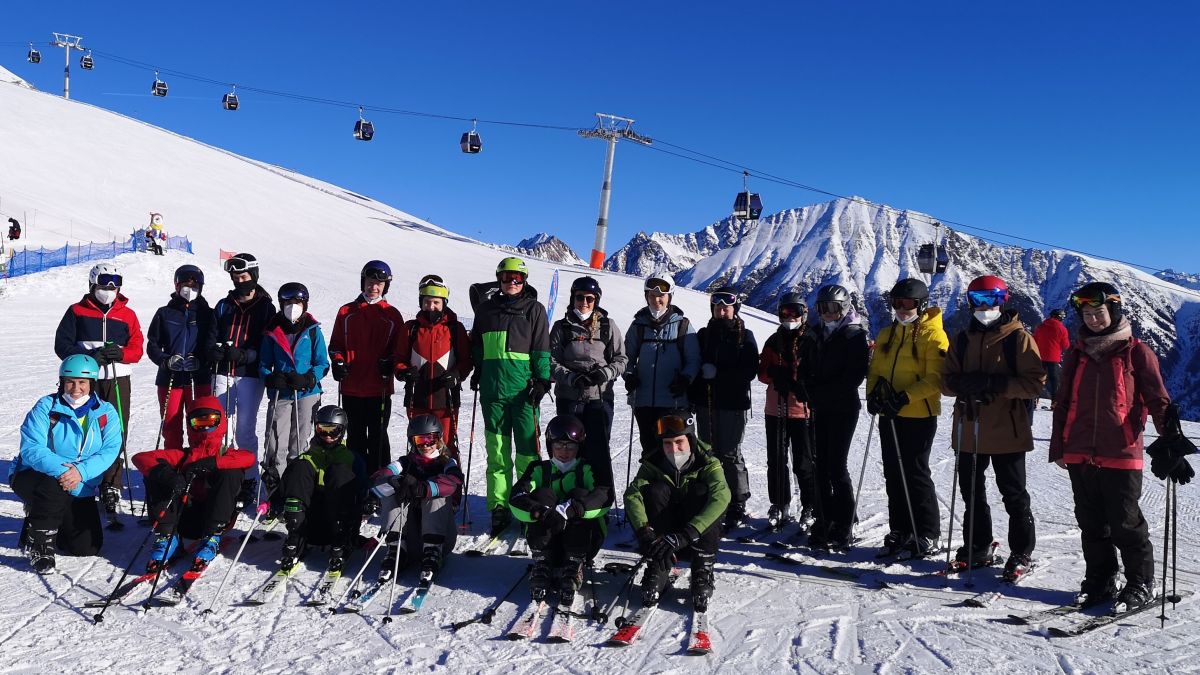 Die Schülerinnen der Q1 und Q2 mit ihren Betreuern in Südtirol. von privat