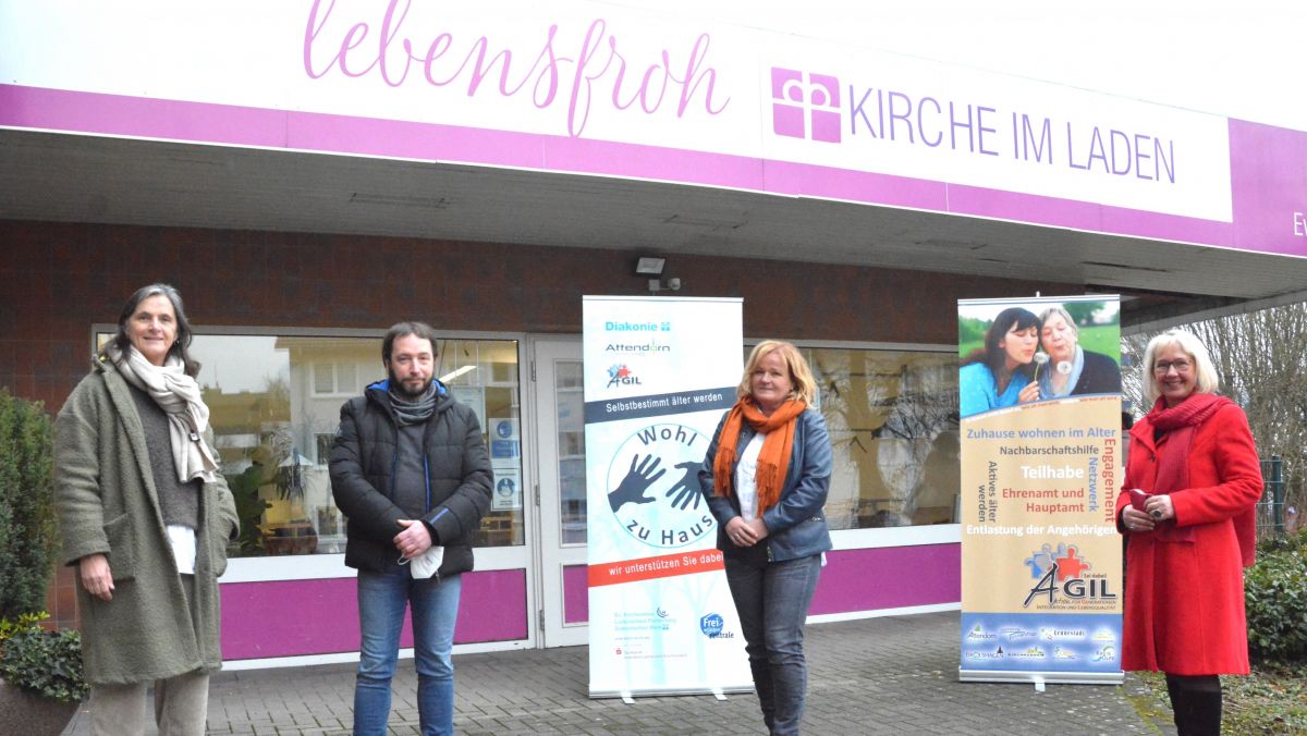 Treffen am Sozial- und Begegnungszentrum „Lebensfroh“ in Attendorn: Heike Schaefer (Freiwilligenzentrale Plettenberg), Bernd Herweg („Wohl zu Hause“ Attendorn), Anne Jahn (AGIL-Seniorenbüro) und Iris Jänicke (Geschäftsführerin Diakonisches Werk). von Wolfgang Teipel