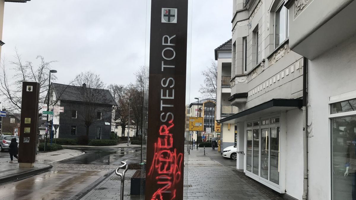 Die Stele am Niedersten Tor wurde am Wochenende Opfer einer Vandalismus-Attacke. von Hansestadt Attendorn