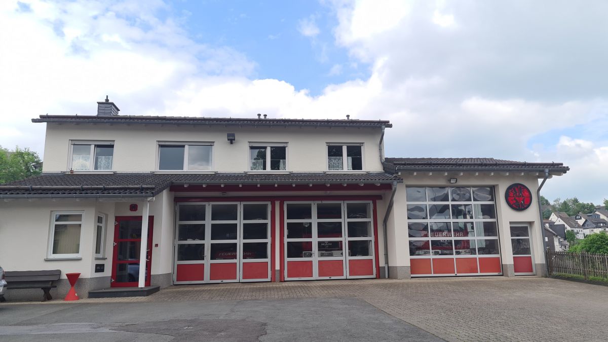 Das Feuerwehrhaus Heggen solle Um- und angebaut werden und damit auch Platz für das neue TLF 3000 geschaffen werden. von Nicole Voss