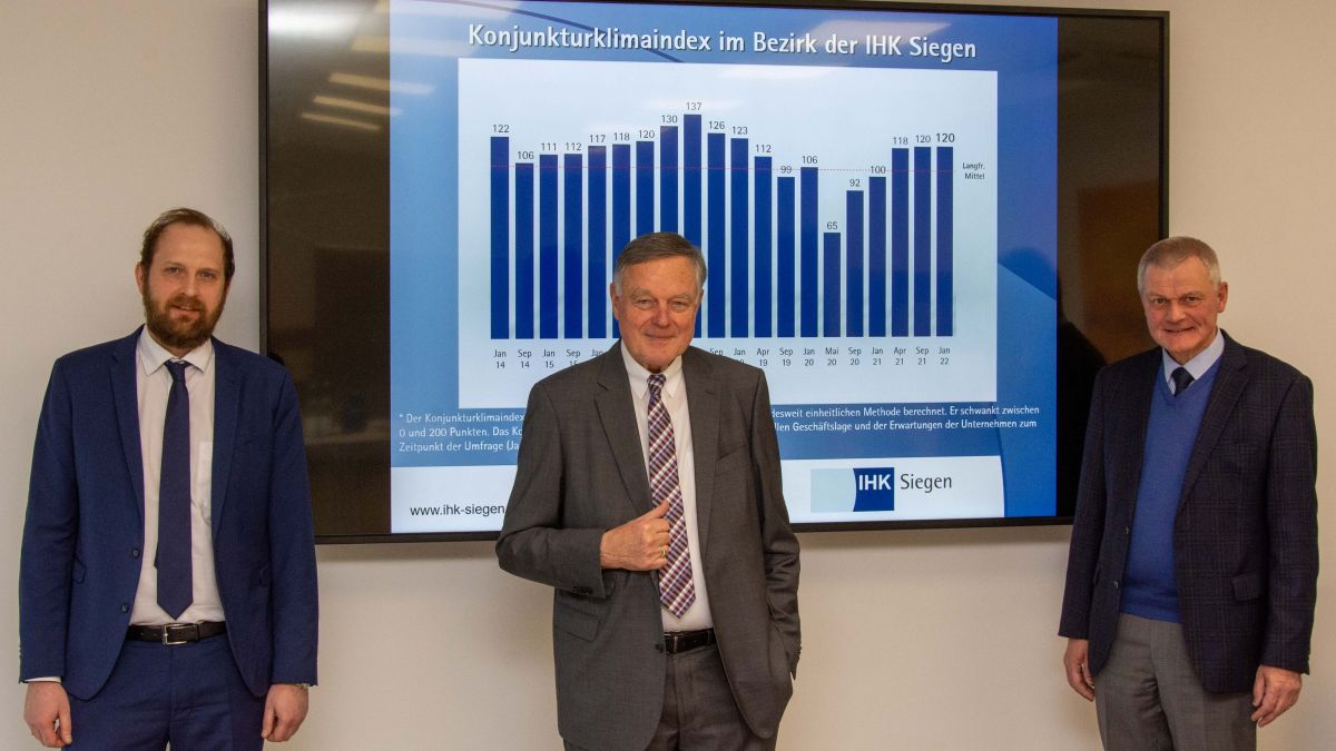 Stephan Häger, Felix G. Hensel und Klaus Gräbener stellten die aktuelle Konjunkturumfrage der IHK Siegen vor. von Nils Dinkel