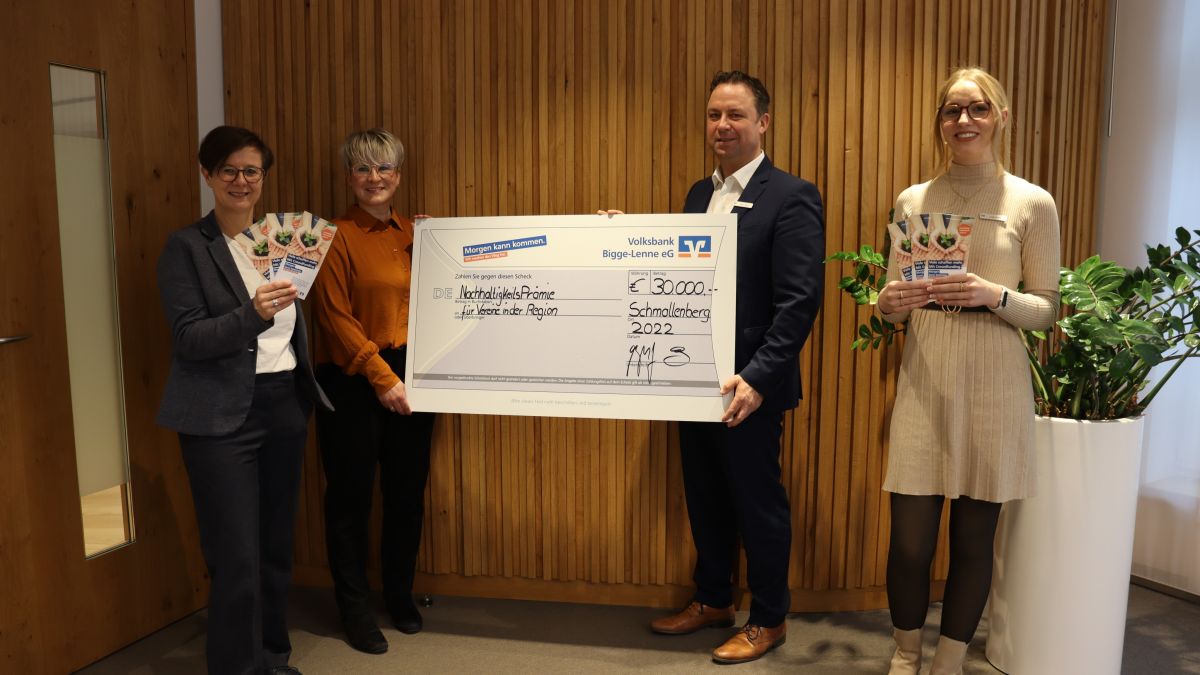 Petra Sprenger, Kathrin Scalabrino, Frank Segref und Luisa Kramer (von links) stellten die Nachhaltigkeits-Prämie für Vereine vor. von Volksbank