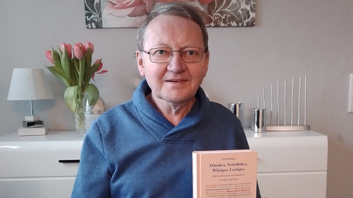 Paul Hufnagel mit seinem neuen Buch „Dönekes, Vertellekes, Witziges, Lustiges“. von privat