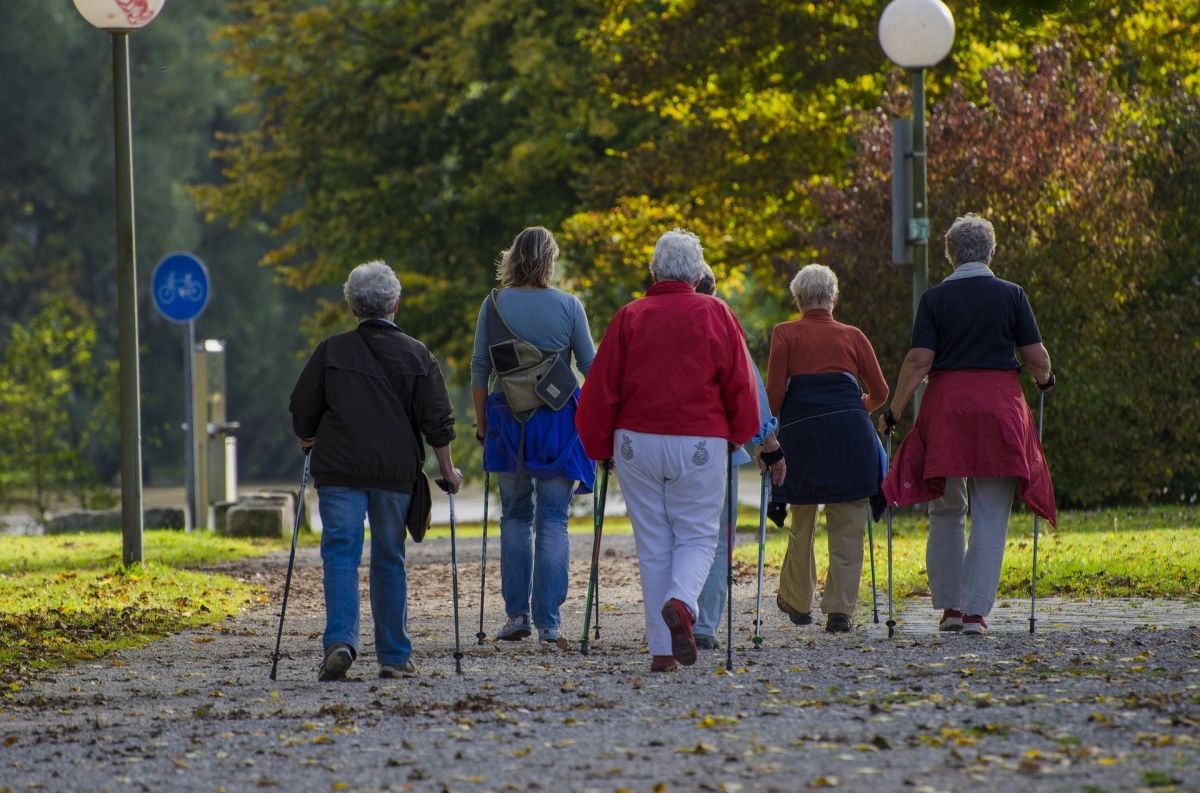 Nordic Walking ist bei vielen Senioren eine beliebte Sportart. von Symbolfoto Pixabay