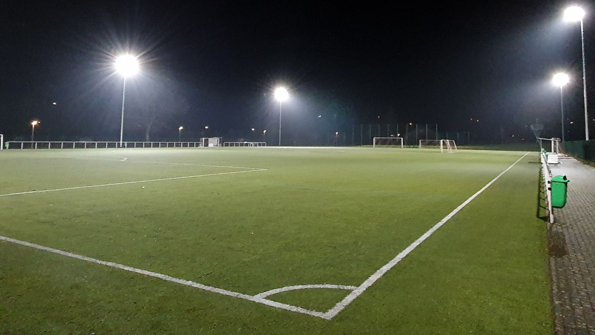 Der Sportplatz des TSV Saalhausen ist jetzt mit LED-Flutlicht beleuchtet. von privat